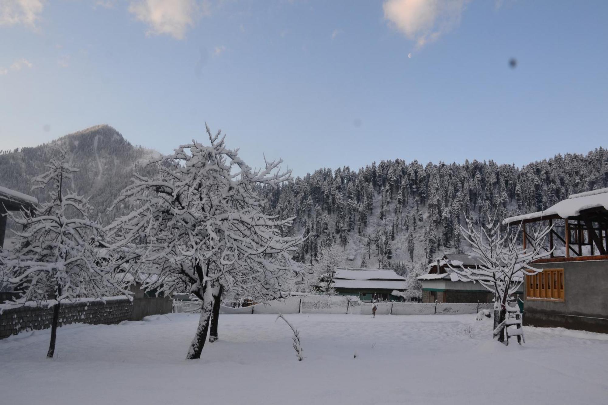 West End Lodges Neelum Екстер'єр фото