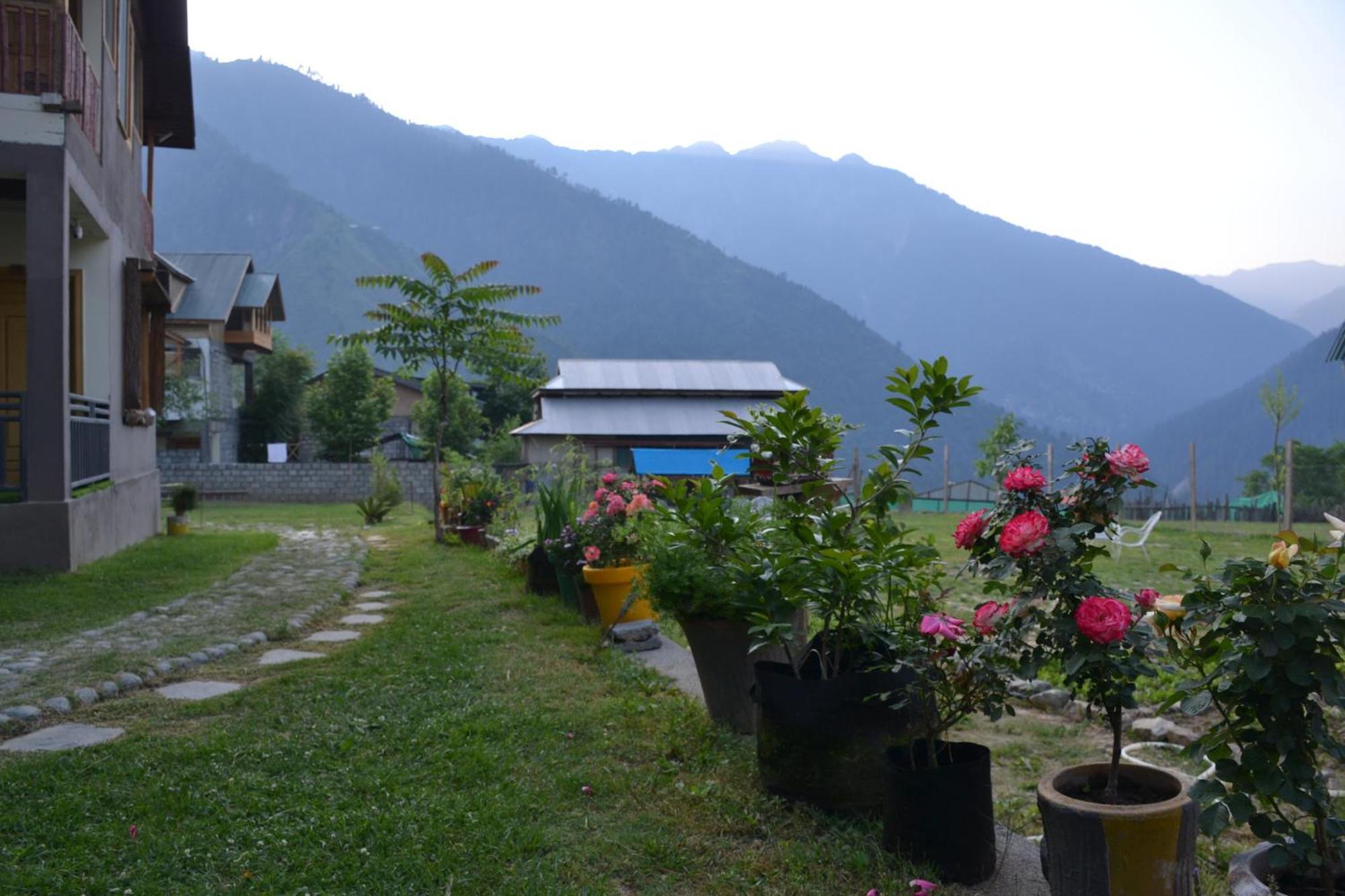 West End Lodges Neelum Екстер'єр фото