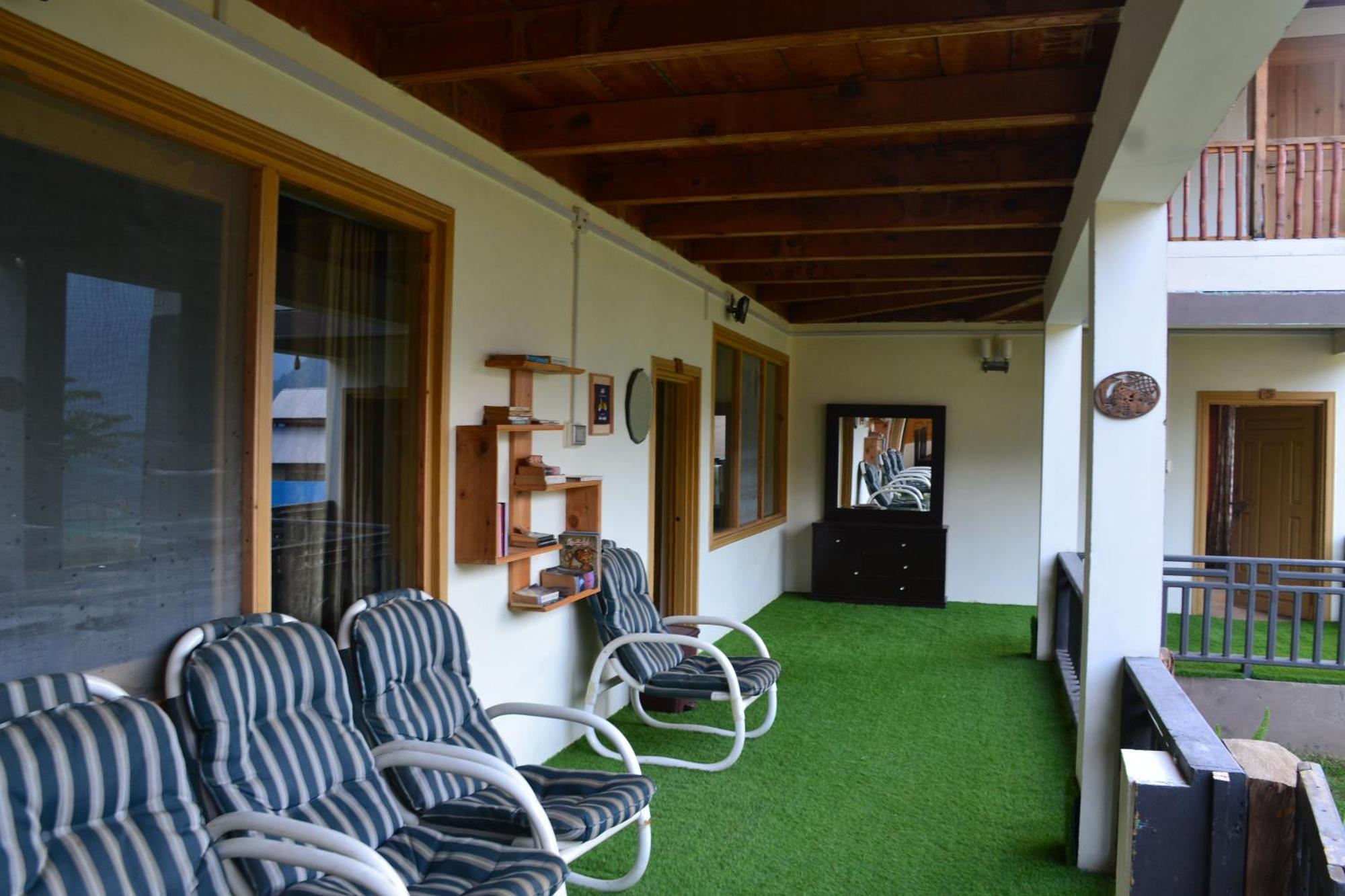 West End Lodges Neelum Екстер'єр фото