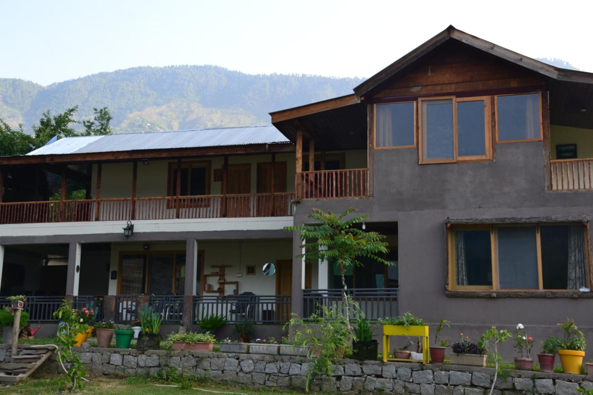 West End Lodges Neelum Екстер'єр фото