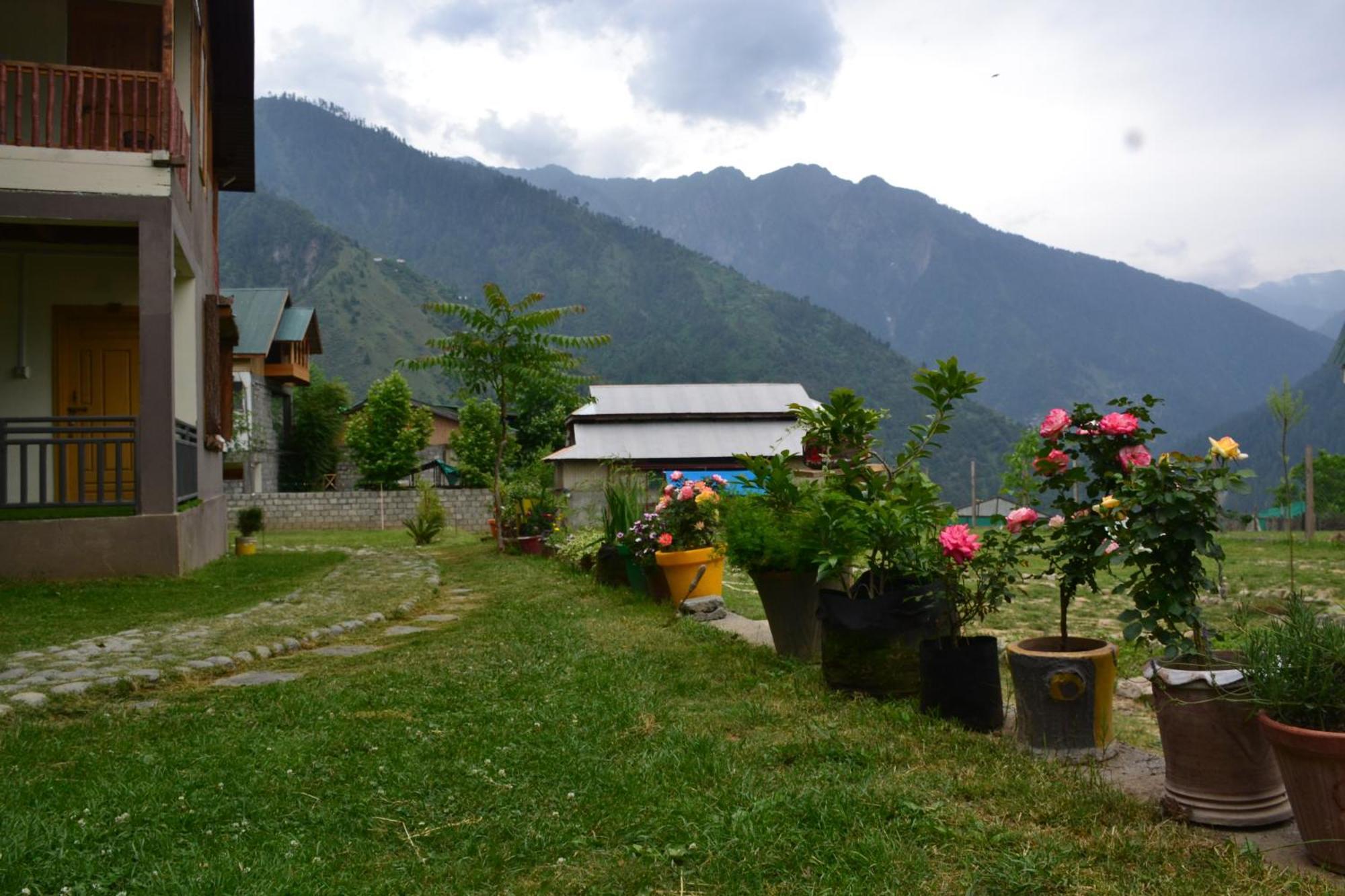West End Lodges Neelum Екстер'єр фото