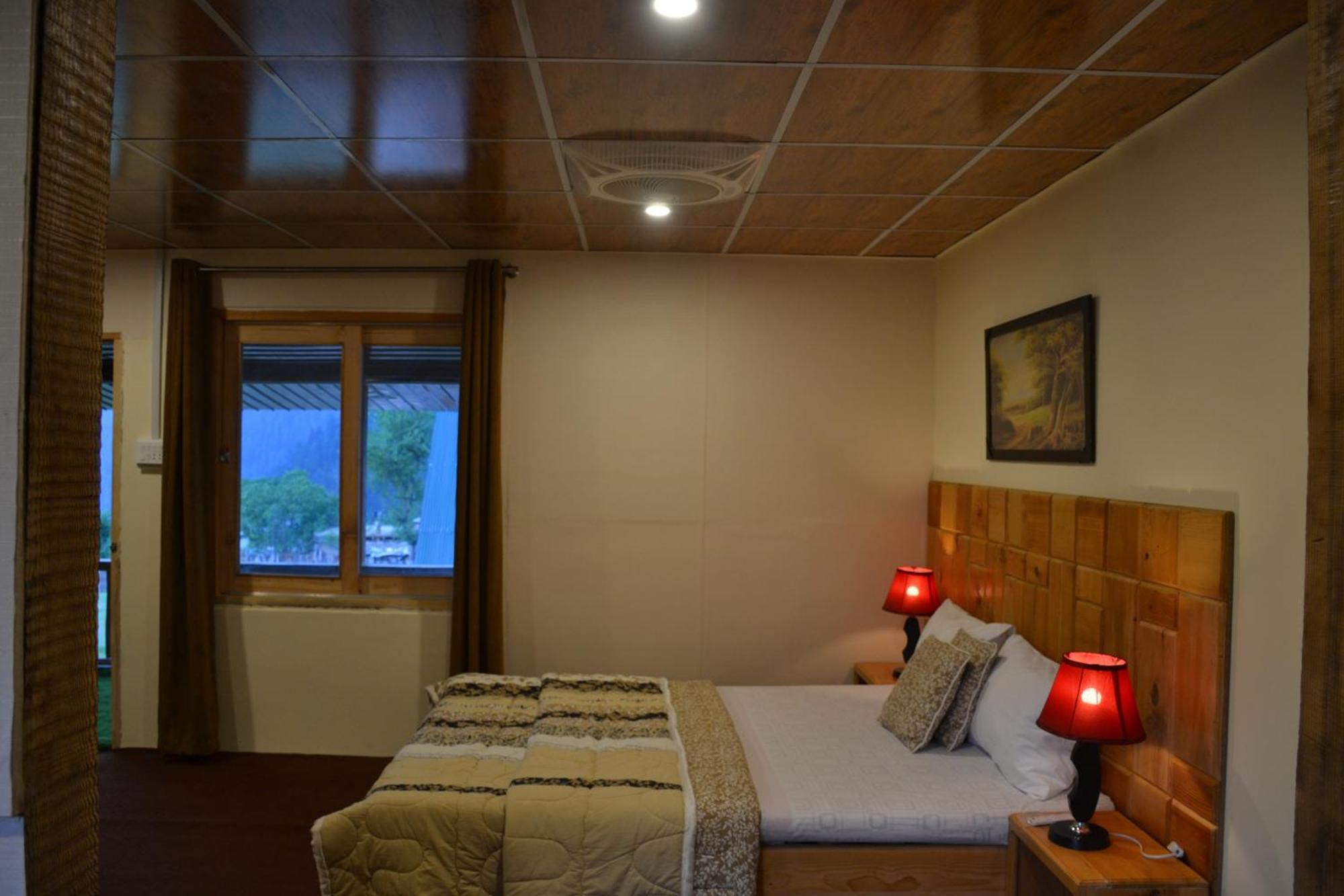 West End Lodges Neelum Екстер'єр фото