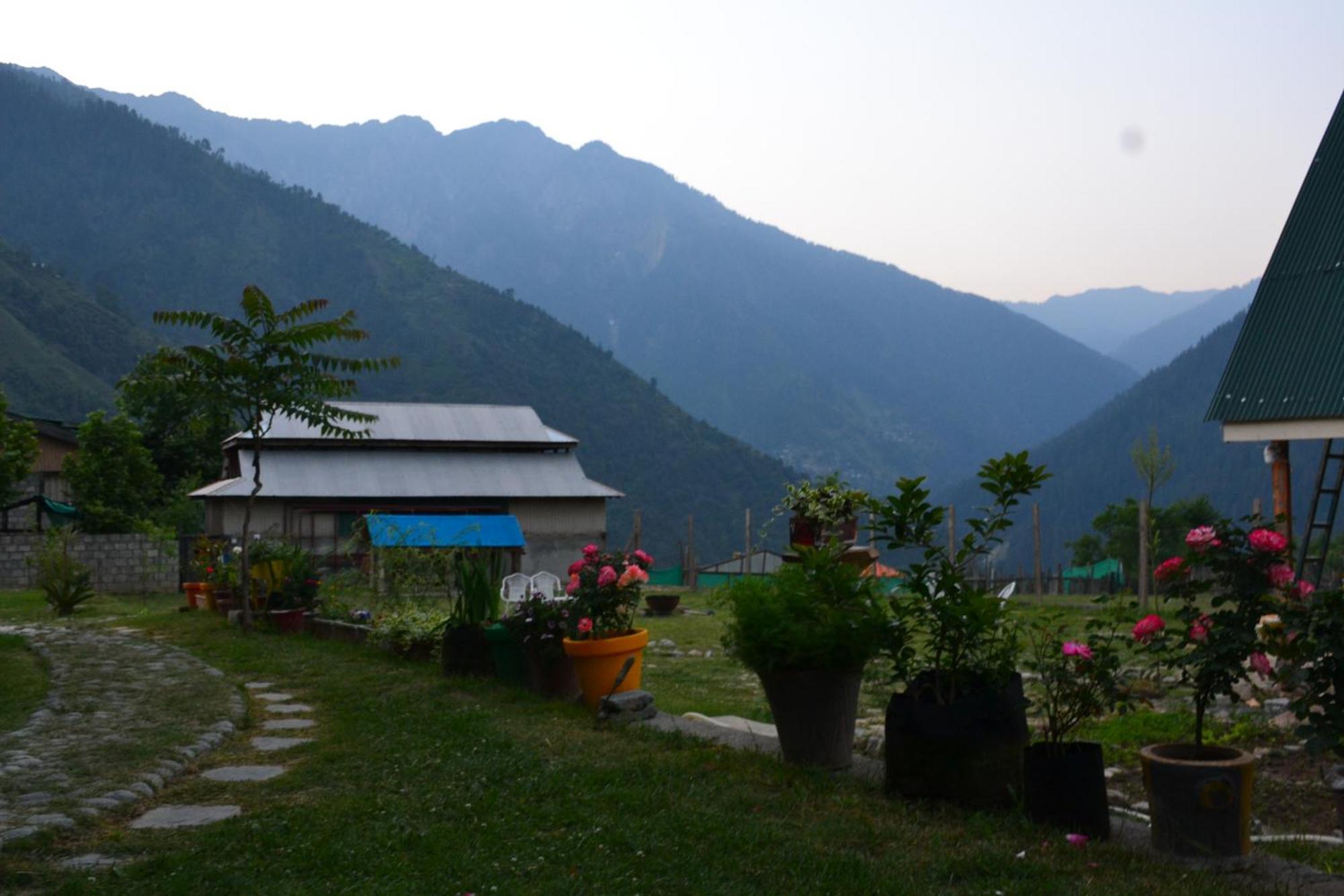 West End Lodges Neelum Екстер'єр фото