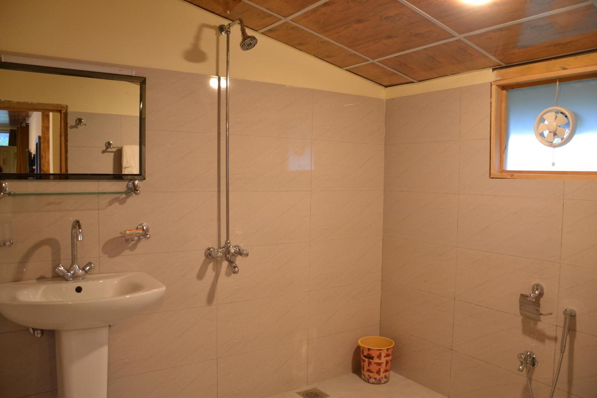 West End Lodges Neelum Екстер'єр фото