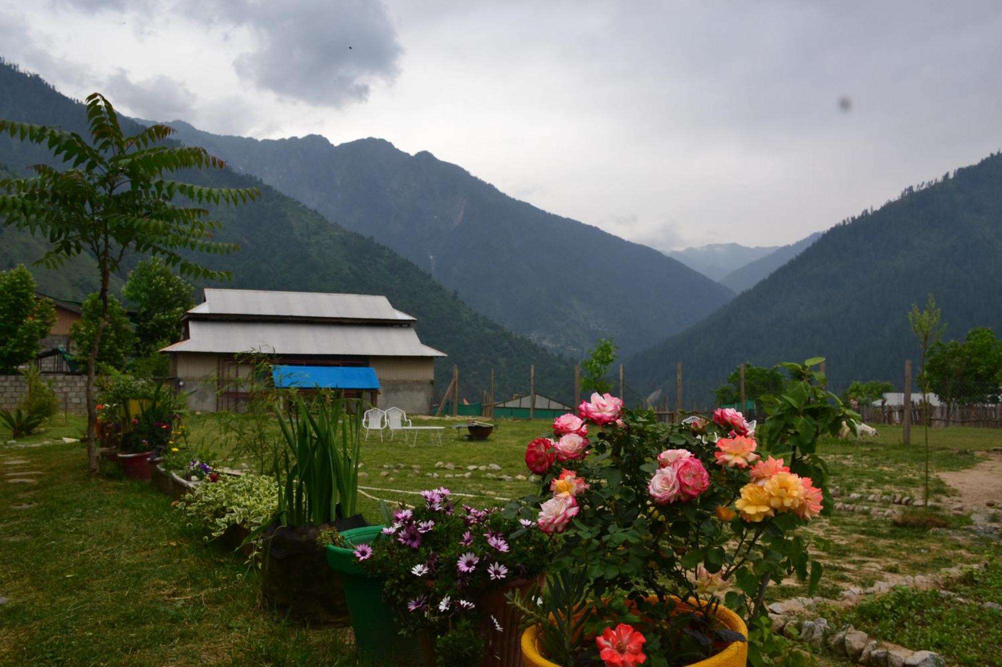 West End Lodges Neelum Екстер'єр фото