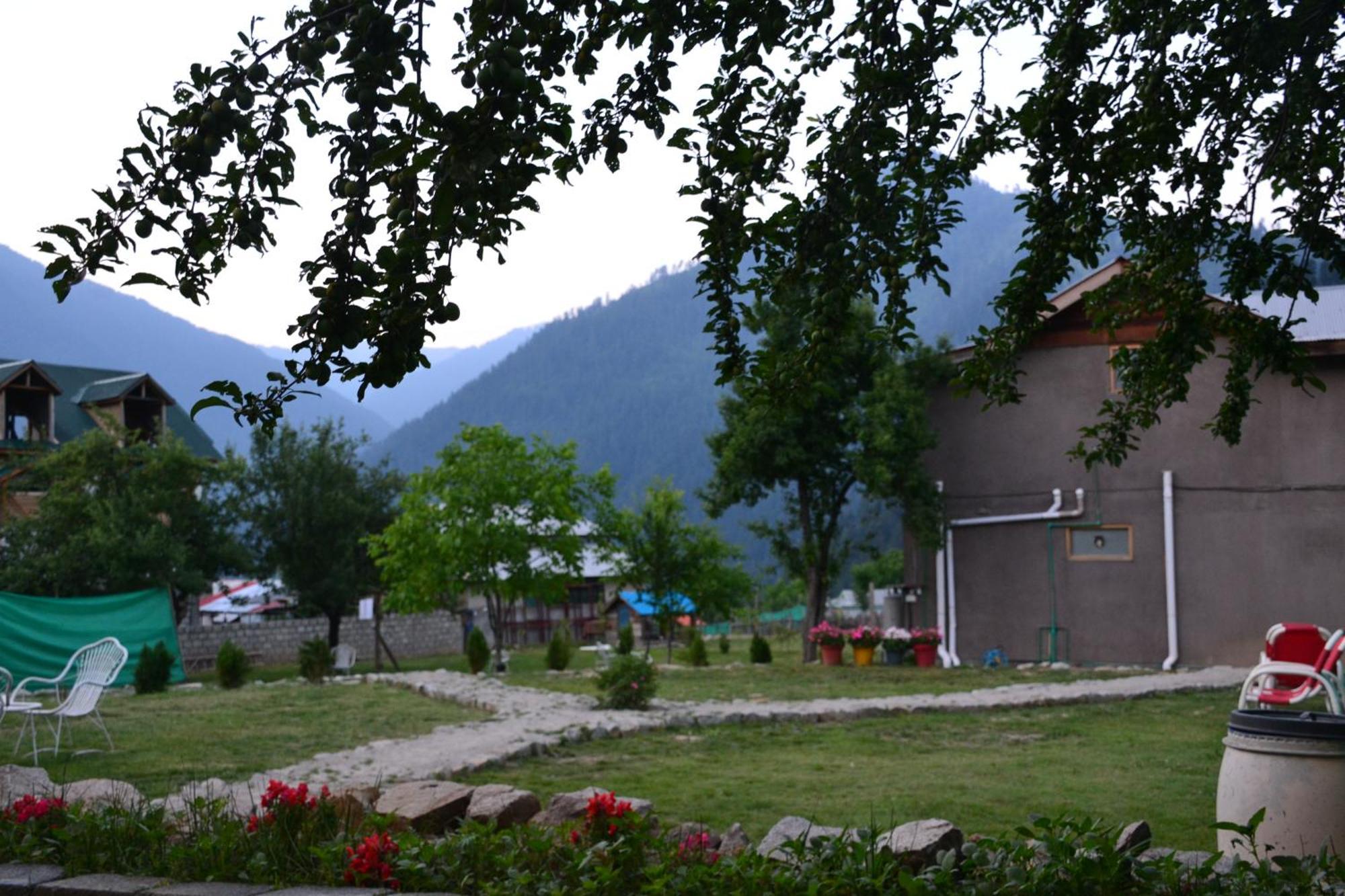 West End Lodges Neelum Екстер'єр фото