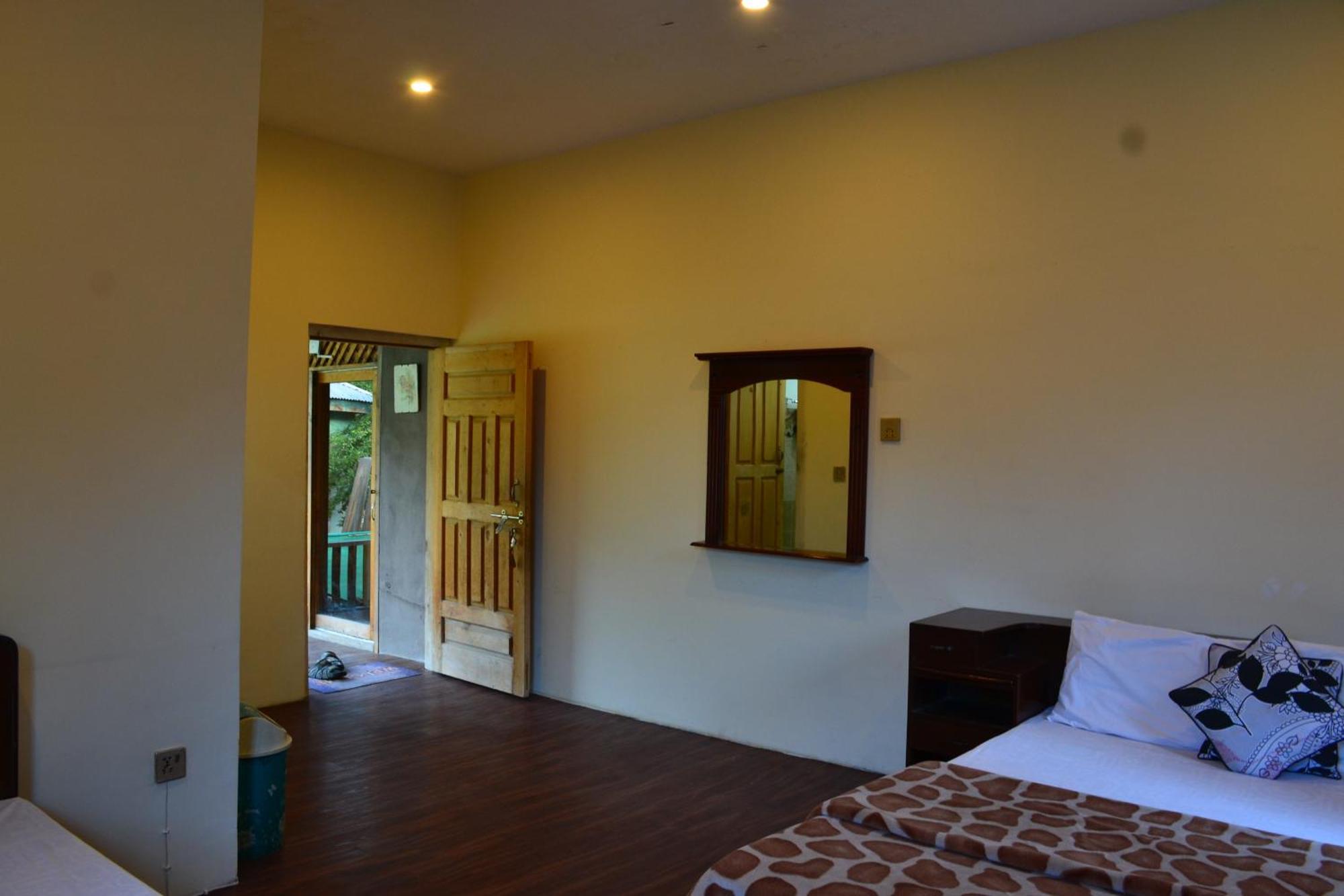 West End Lodges Neelum Екстер'єр фото