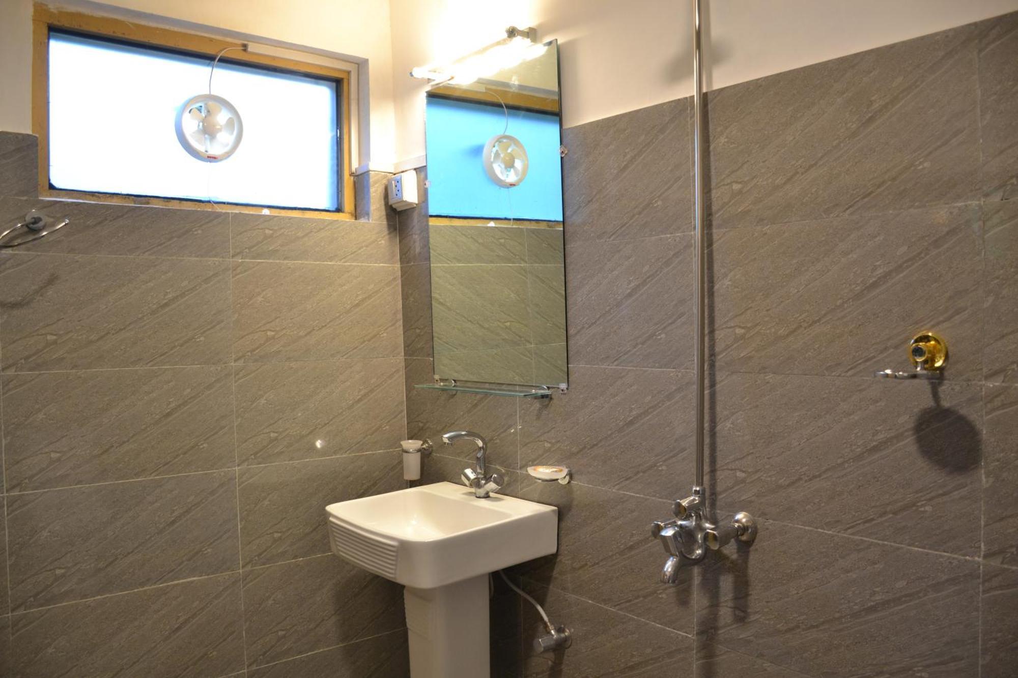 West End Lodges Neelum Екстер'єр фото