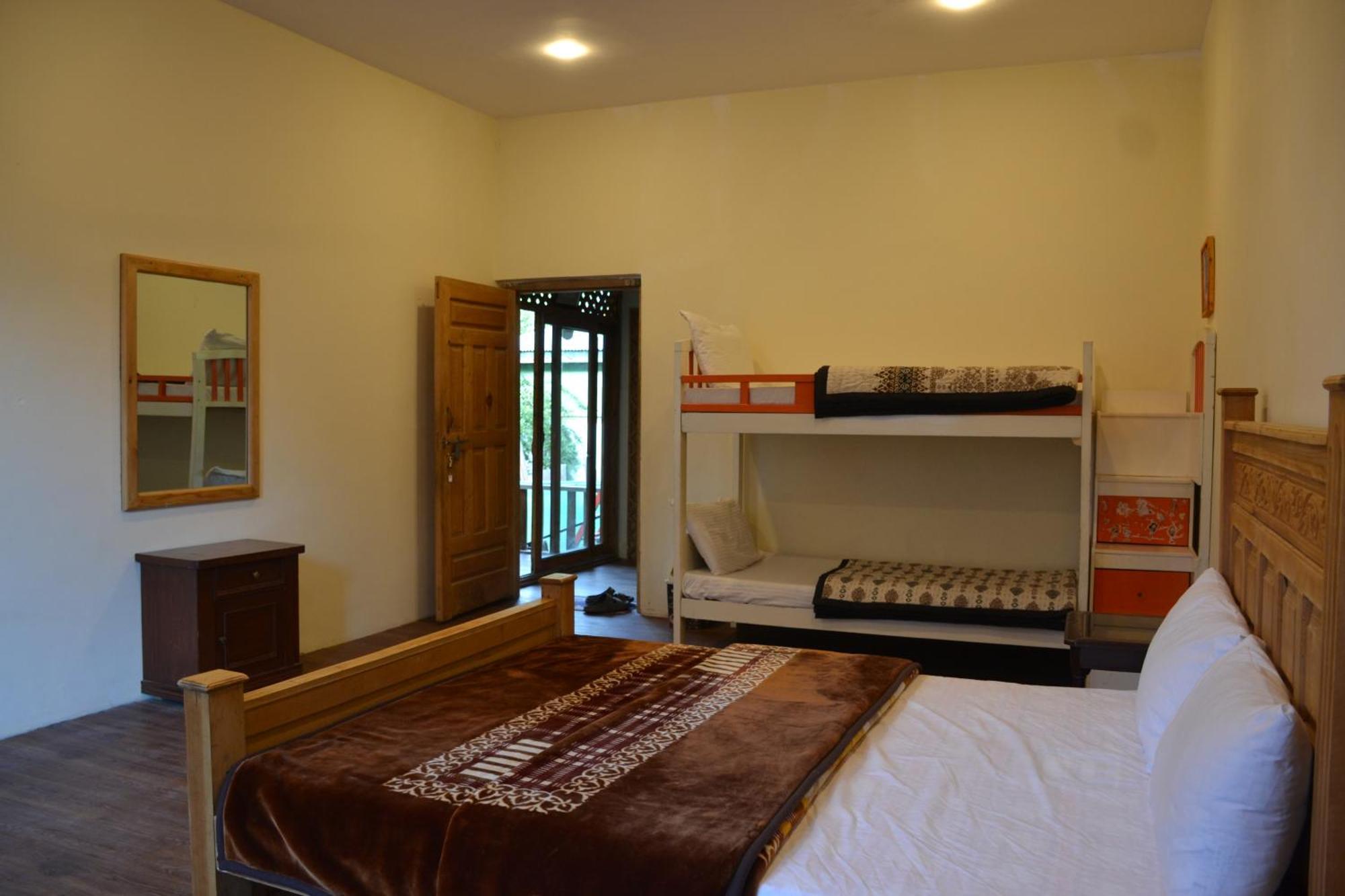West End Lodges Neelum Екстер'єр фото