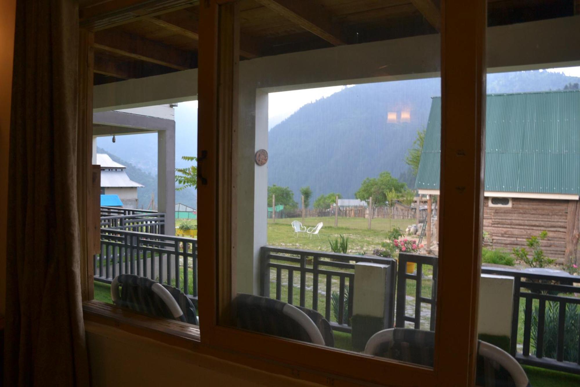 West End Lodges Neelum Екстер'єр фото