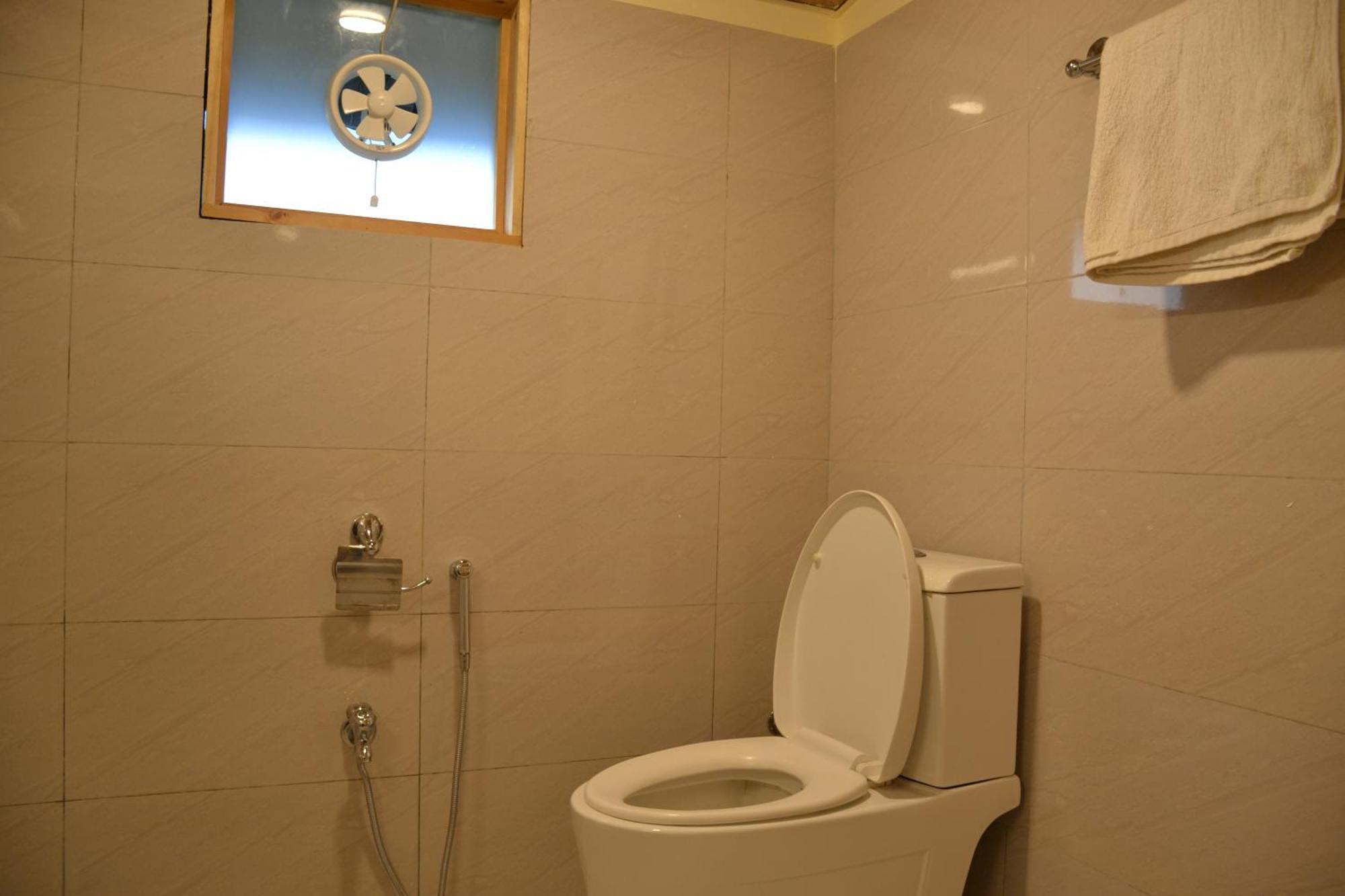 West End Lodges Neelum Екстер'єр фото
