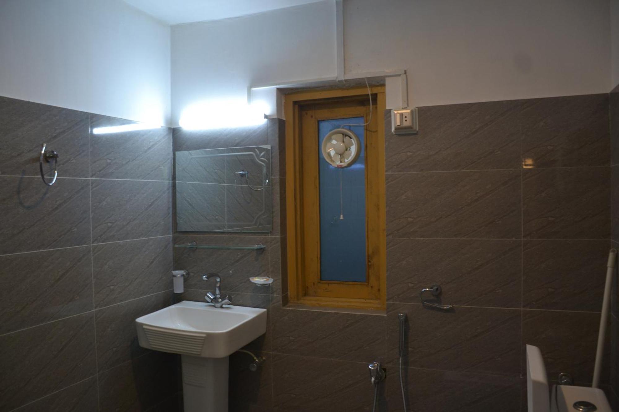 West End Lodges Neelum Екстер'єр фото