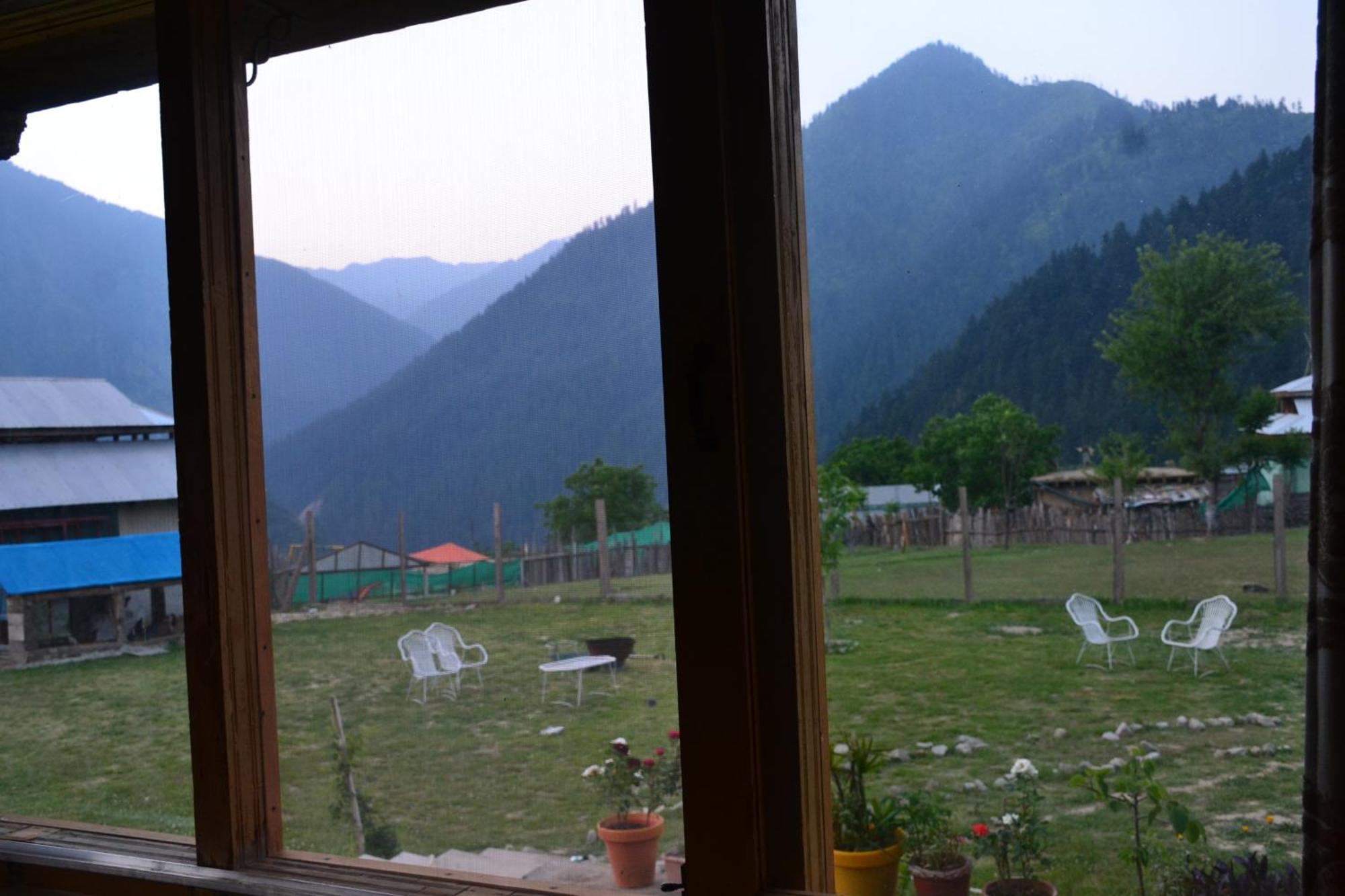 West End Lodges Neelum Екстер'єр фото