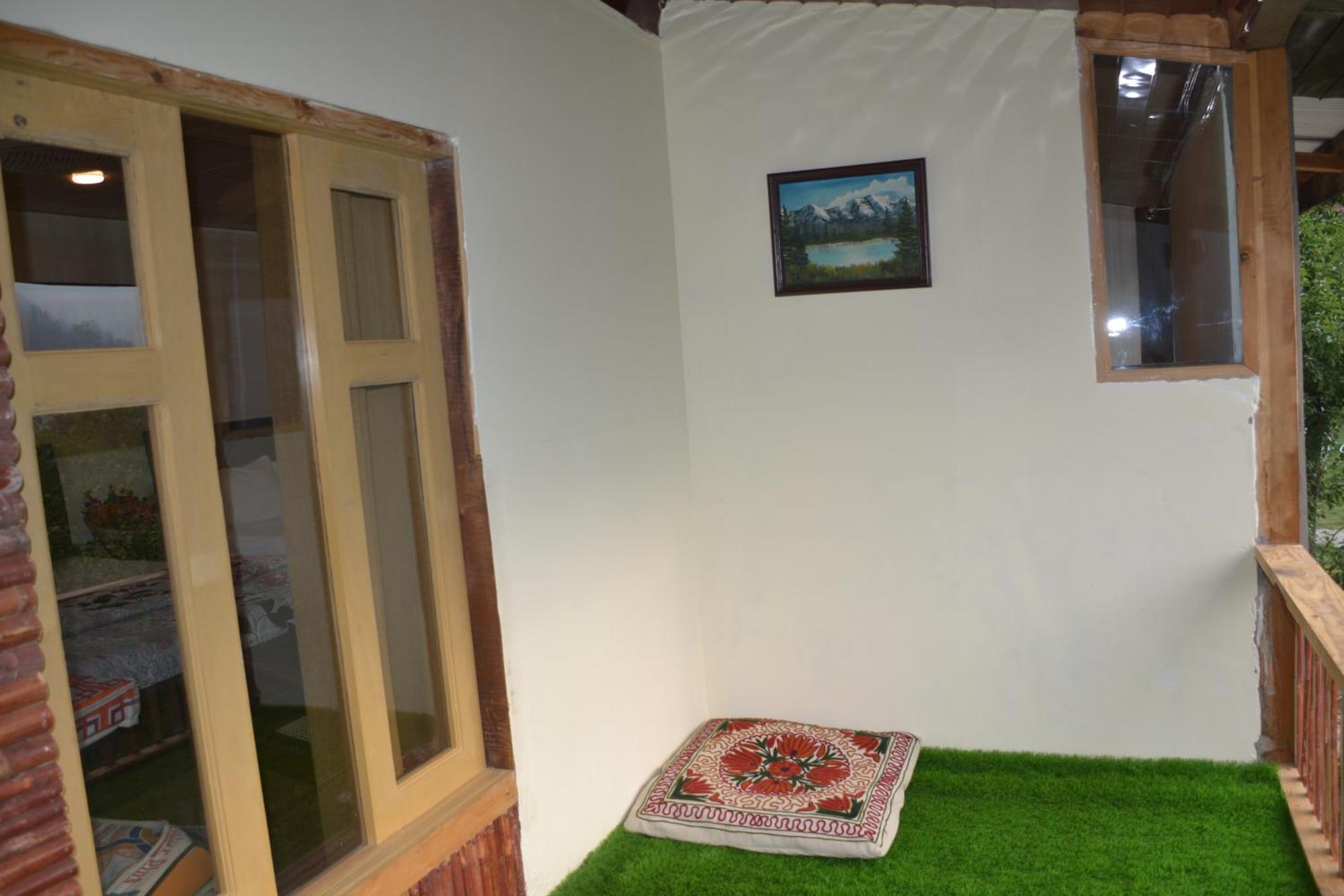 West End Lodges Neelum Екстер'єр фото