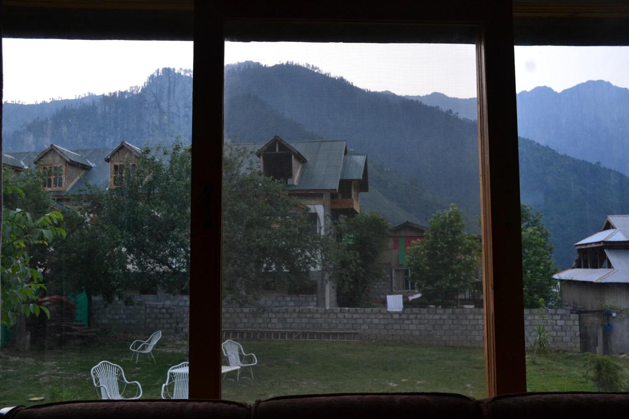 West End Lodges Neelum Екстер'єр фото